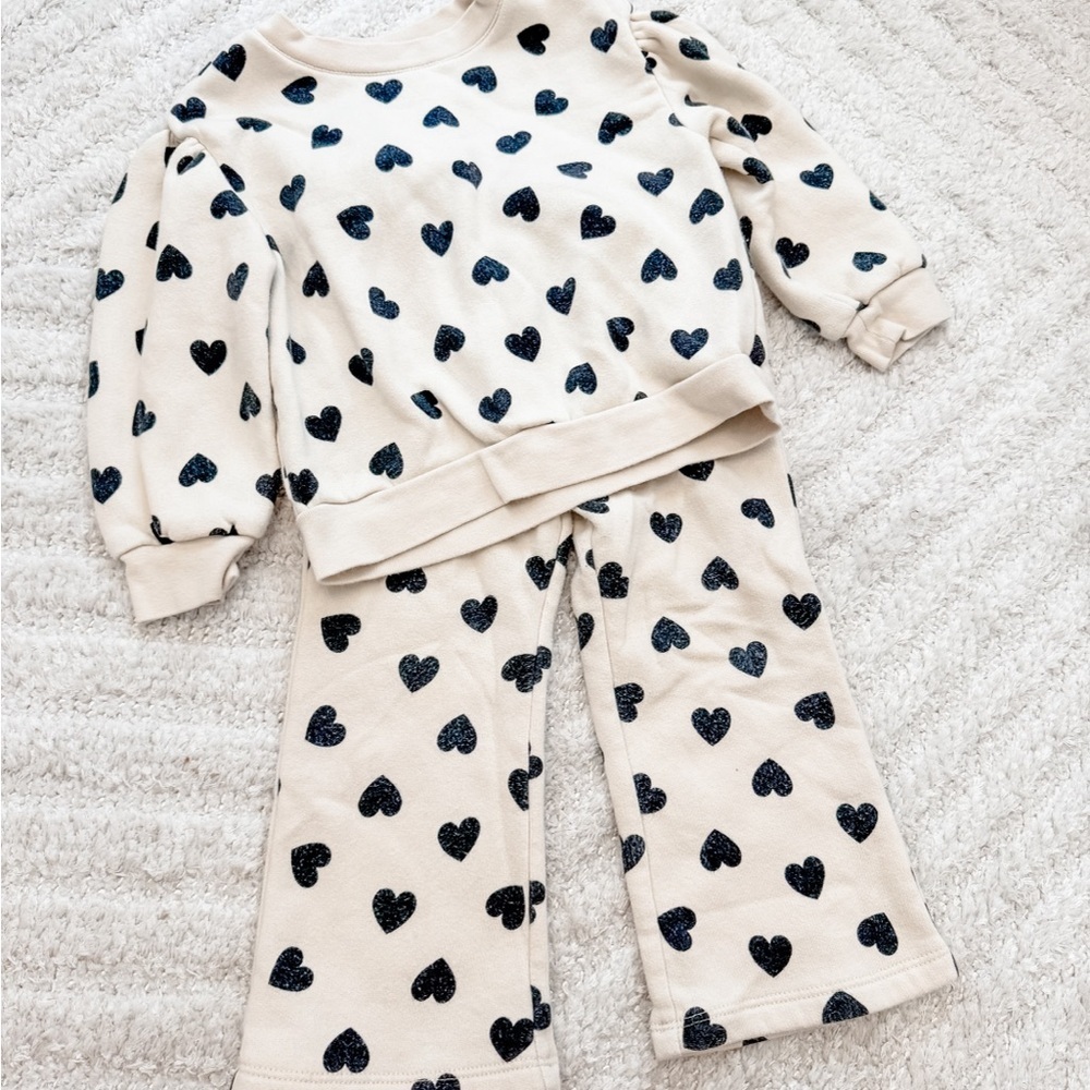 GAP Kids Sweat Set - Cream with Black Hearts Size 3T - Picture 2 of 4
